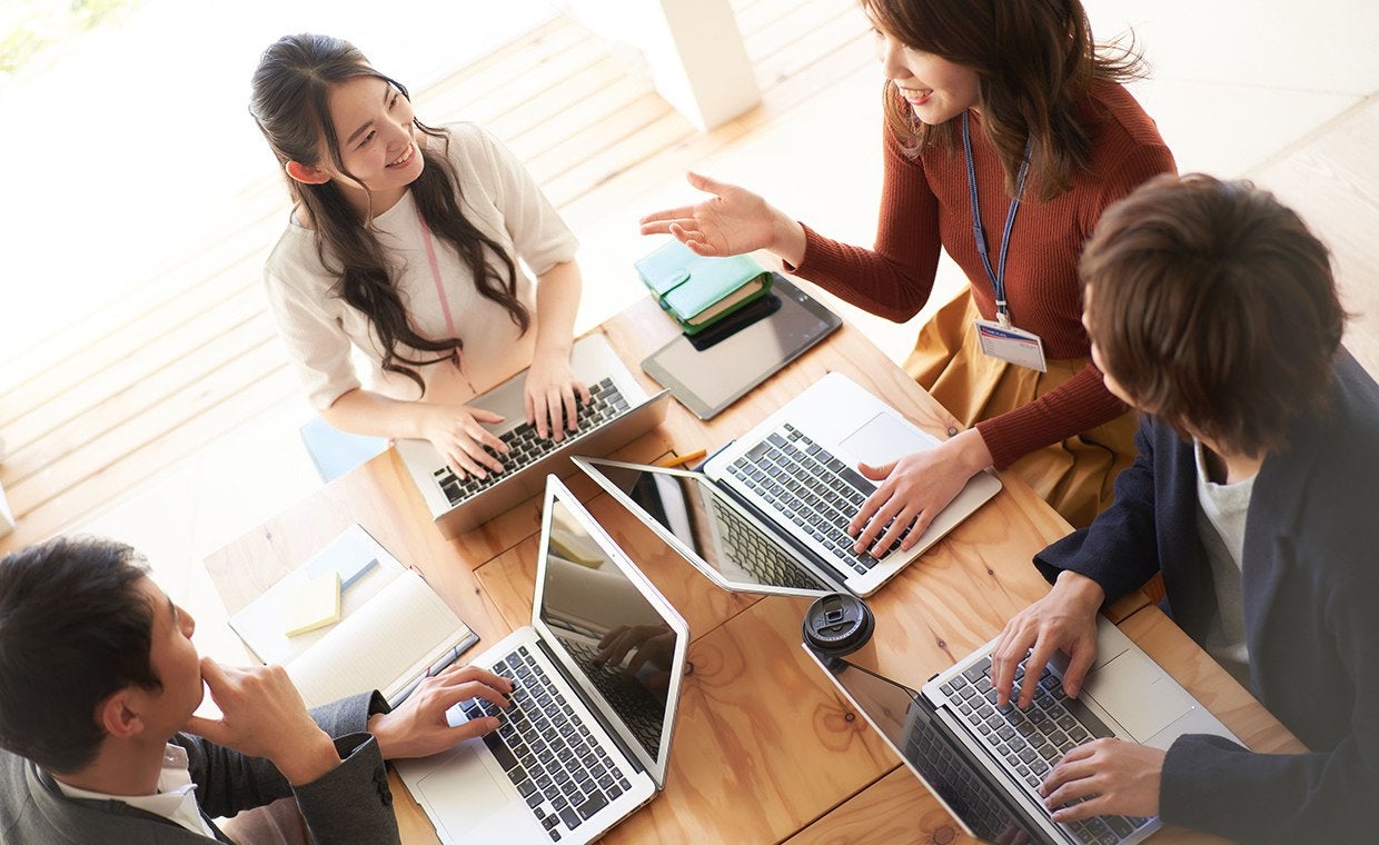 チームで情報共有をするための4つの手順とは？ビジネスチャットの活用事例も紹介