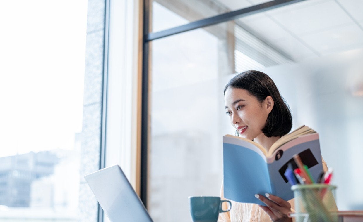 【料金体系がわかる】マニュアル作成を外注するには？依頼するメリットや費用相場、依頼先の選び方やも解説