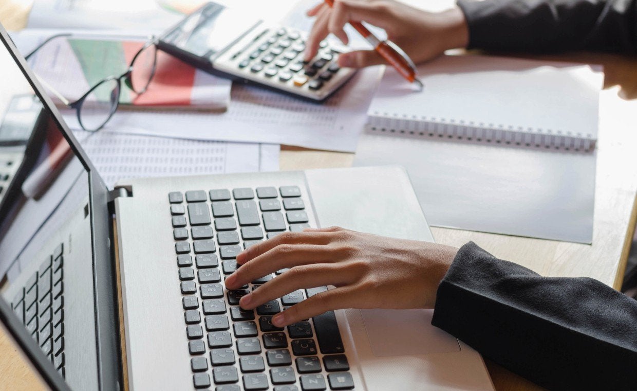 「記帳代行」と「丸投げ」の違いとは？依頼先や費用相場、違法になるケースなどをわかりやすく解説