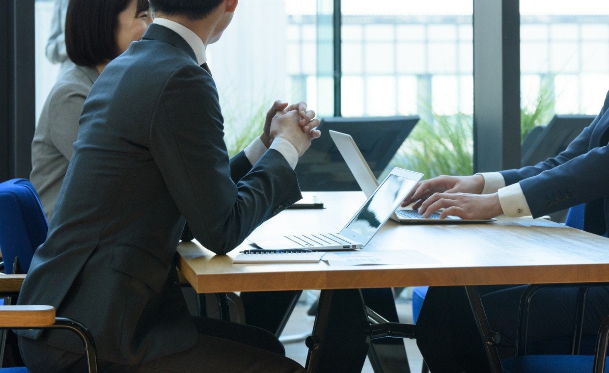 社会保険手続きの業務委託完全ガイド｜費用相場やメリットは？社労士以外の選択肢はある？