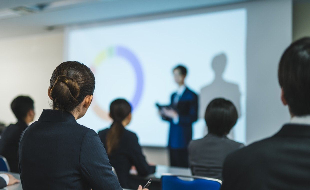 研修の外注完全ガイド｜費用相場、助成金、内製／外注の見極め方などを徹底解説