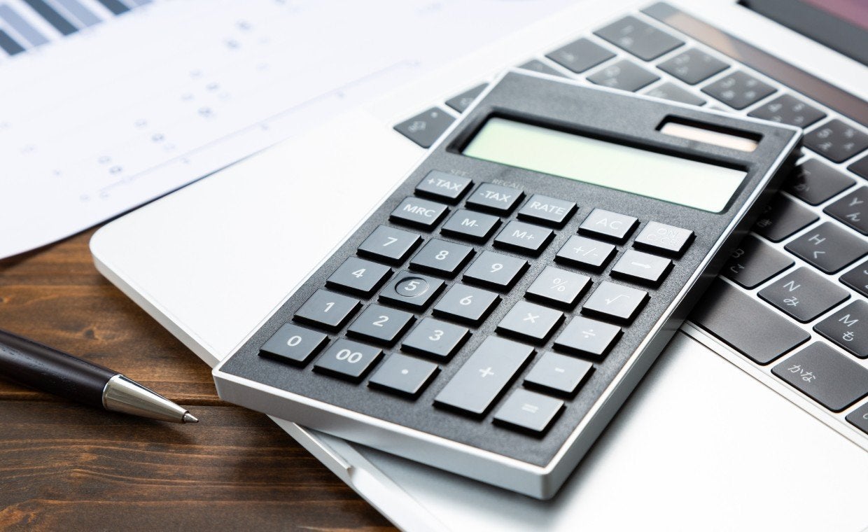 給与計算代行を詳細解説！企業規模ごとの費用相場やメリット、違法の危険があるケースとは？