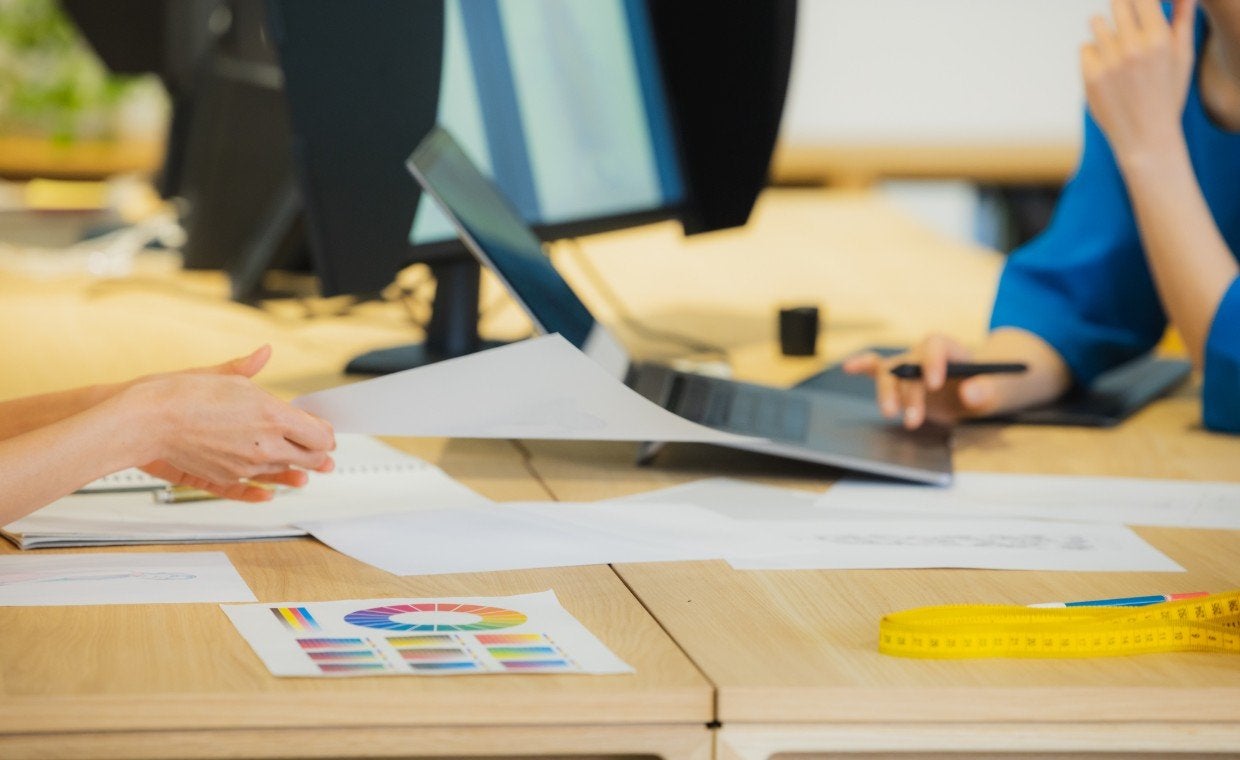 人手不足が企業に及ぼす影響とは？問題が深刻な業界ランキング、解消に成功した企業の事例も紹介