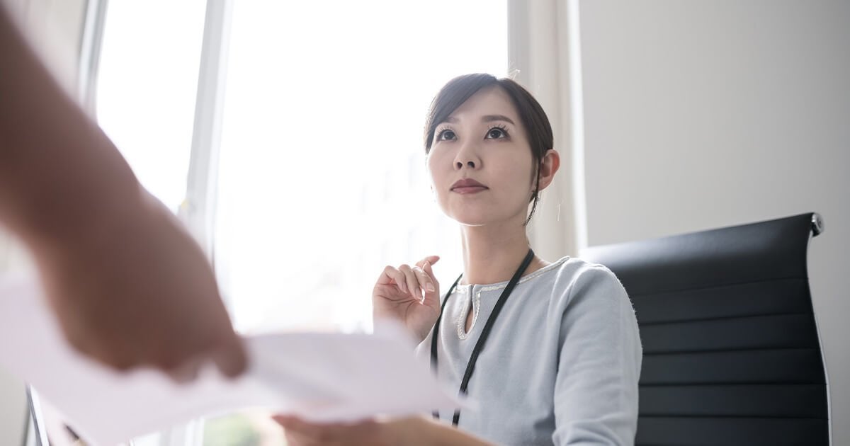 課長代理の役割とは?立場や給与、課長代行・補佐との違いについて解説 | ビジネスチャットならChatwork