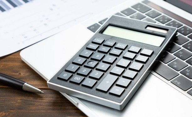 給与計算代行を詳細解説！企業規模ごとの費用相場やメリット、違法の危険があるケース...